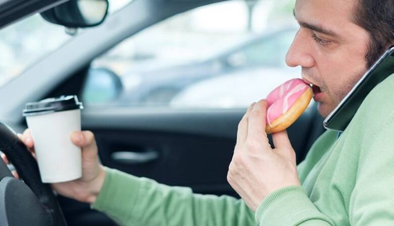چرا در هنگام رانندگی تمایل بیشتری به غذاخوردن داریم؟
