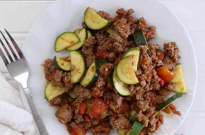 طرز تهیه غذای رژیمی با گوشت چرخ کرده و کدو سبز فوری و سبک