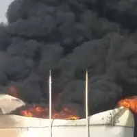 ویدئو/ آتش‌سوزی مهیب مخازن قیر در غرب بندرعباس