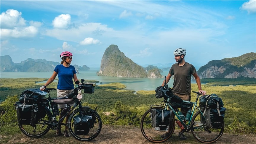 گوناگون/ زوج دوچرخه سواری‌ که 12 هزار کیلومتر رکاب زده و به 12 کشور رفتن