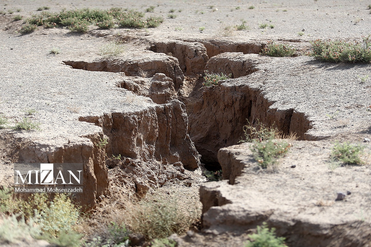 فرونشست زمین در روستای طاهر آباد کاشان