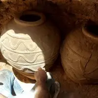 کشف خمره‌های سفالی تاریخی حین حفاری در شهر زنجان