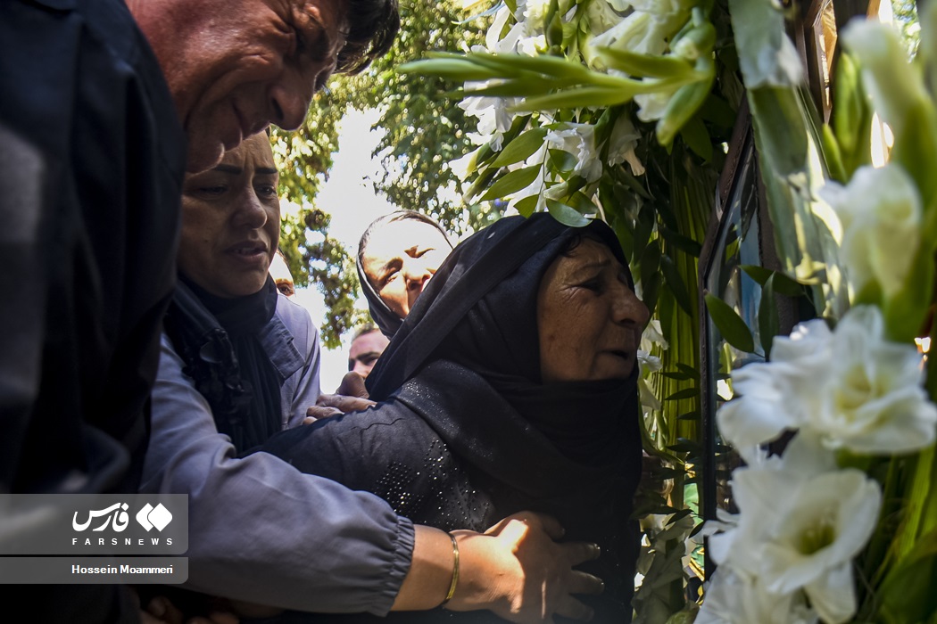 عکس/ حال مادر شهید حادثه تروریستی جاده خاش-تفتان در تشییع فرزندش