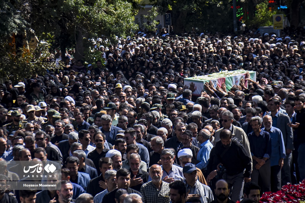 عکس/ حال مادر شهید حادثه تروریستی جاده خاش-تفتان در تشییع فرزندش