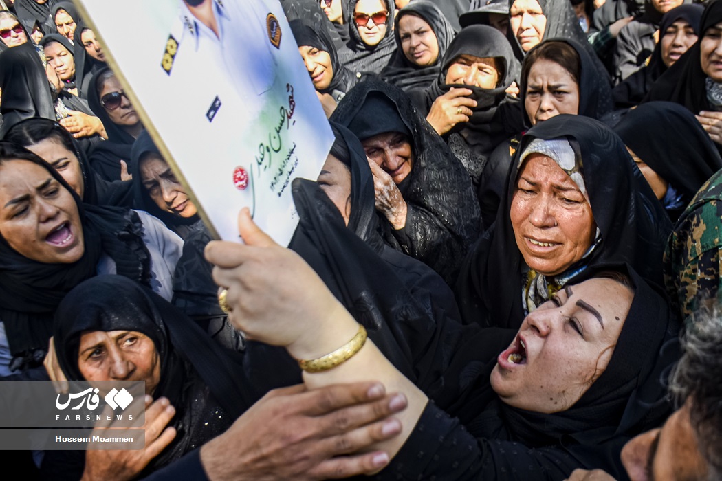 عکس/ حال مادر شهید حادثه تروریستی جاده خاش-تفتان در تشییع فرزندش