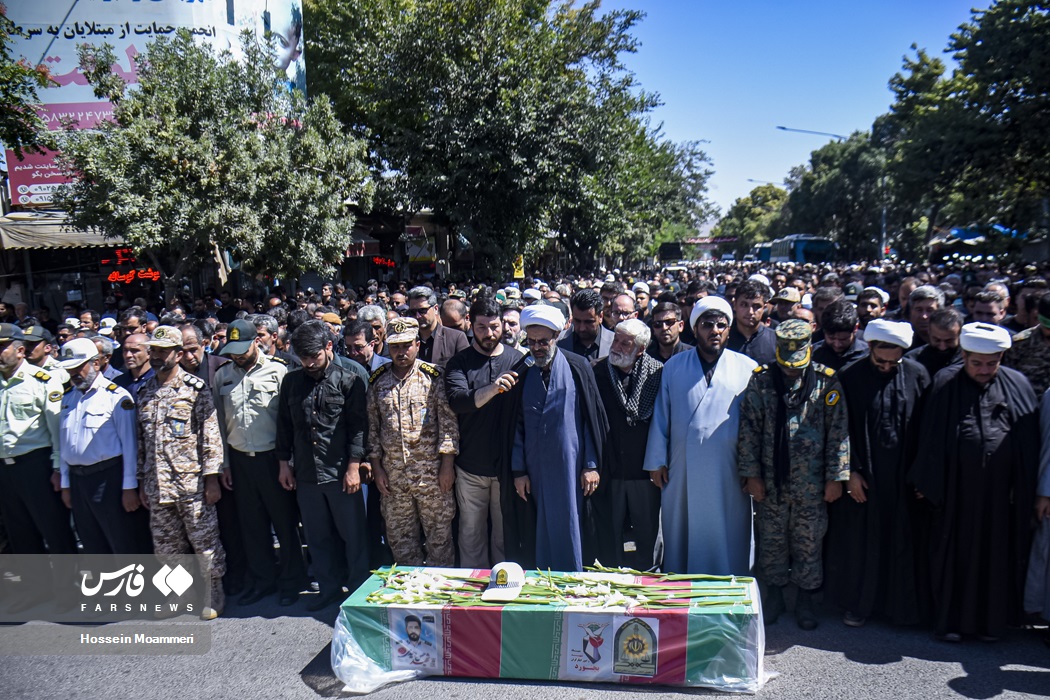 عکس/ حال مادر شهید حادثه تروریستی جاده خاش-تفتان در تشییع فرزندش