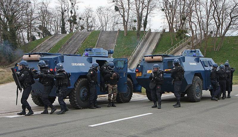 وزیر کشور فرانسه: پلیس در مقابله با اعتراضات خیابانی خسته شده است