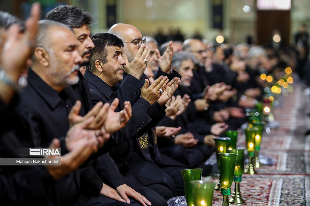 عکس/ مراسم شام غریبان حسینی در حرم رضوی