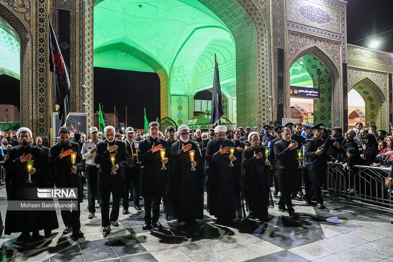 عکس/ مراسم شام غریبان حسینی در حرم رضوی