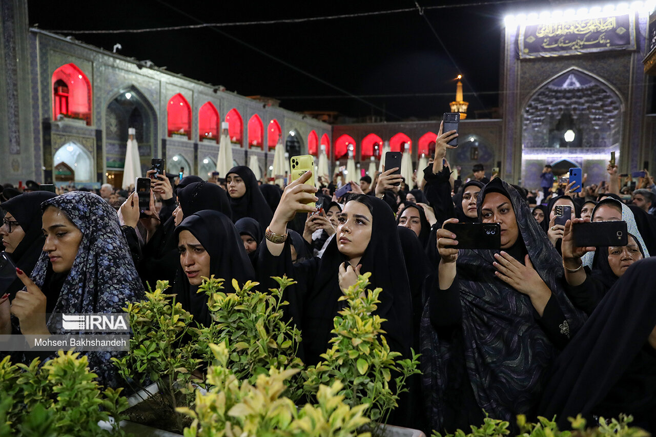 عکس/ مراسم شام غریبان حسینی در حرم رضوی