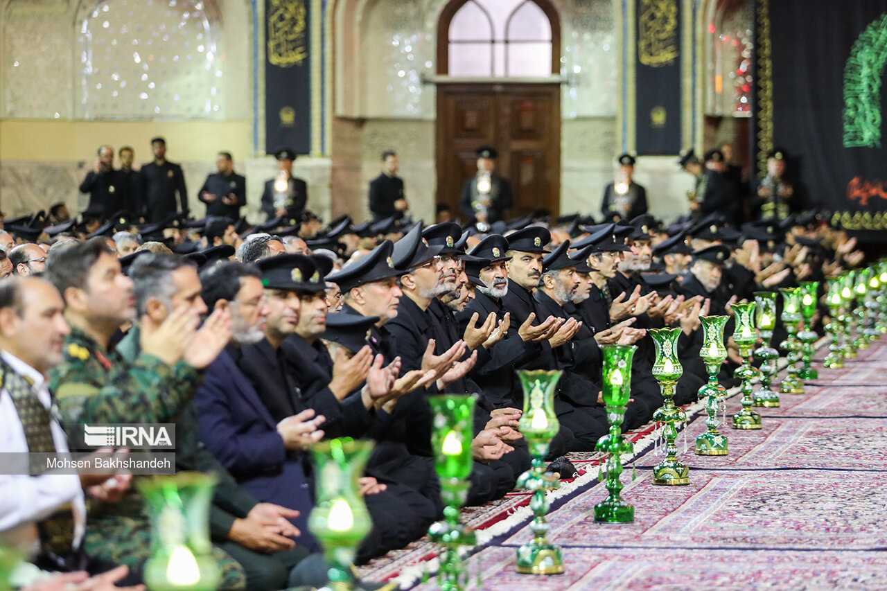 عکس/ مراسم شام غریبان حسینی در حرم رضوی