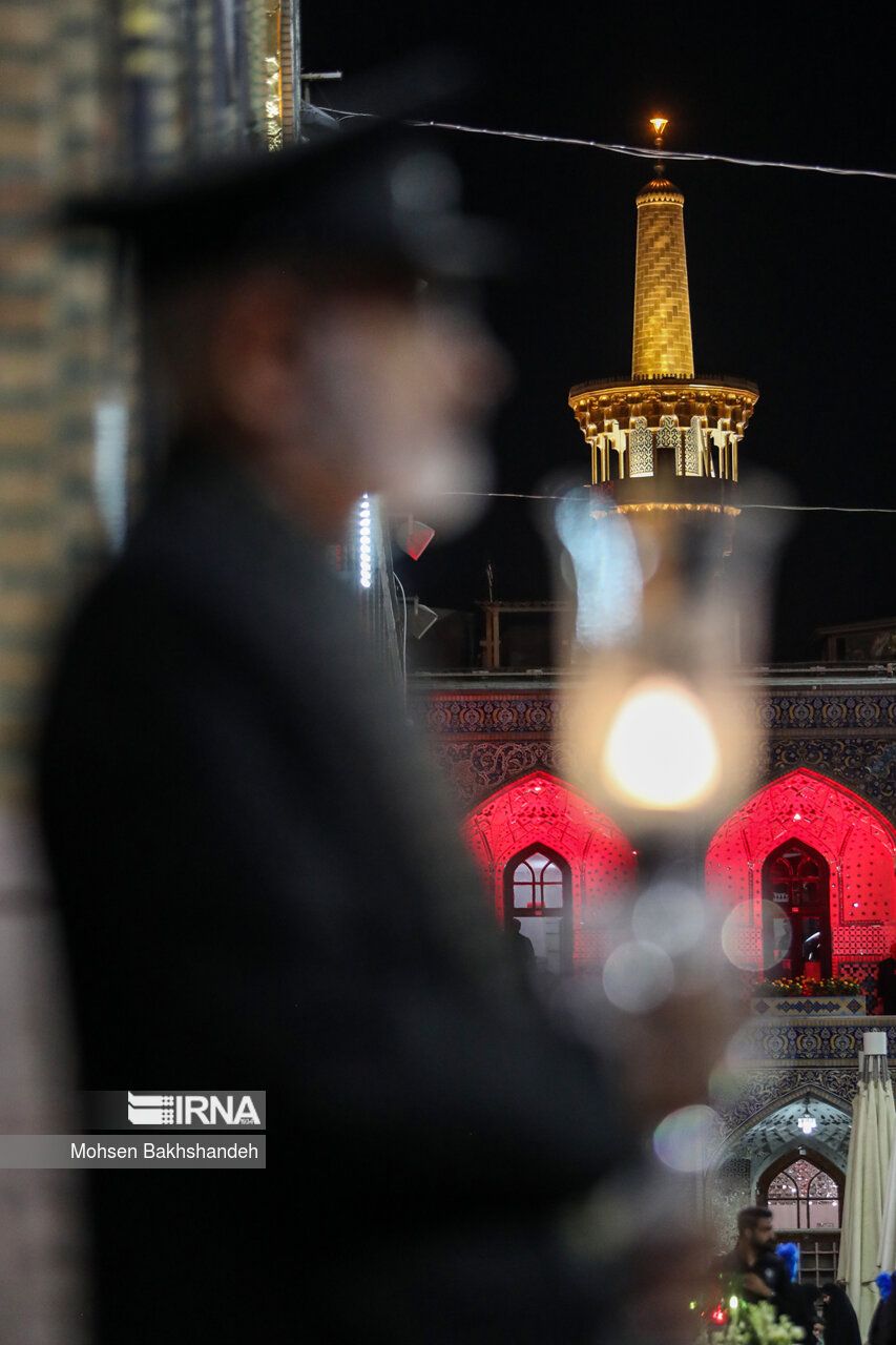عکس/ مراسم شام غریبان حسینی در حرم رضوی