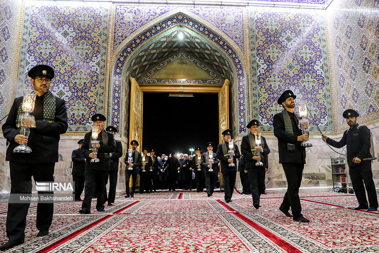 عکس/ مراسم شام غریبان حسینی در حرم رضوی