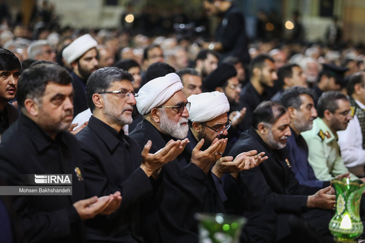 عکس/ مراسم شام غریبان حسینی در حرم رضوی