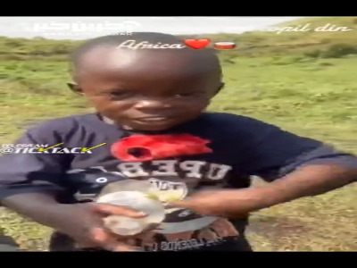 نوازندگی و خوانندگی کودک آفریقایی با یک شیشه نوشابه!