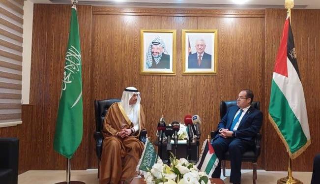 اعطای استوارنامه نخستین سفیر سعودی به تشکیلات خودگردان فلسطین