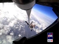 لحظه‌ی سوخت‌گیری هوایی جنگنده بمب‌افکن F-4E نیروی هوایی ارتش
