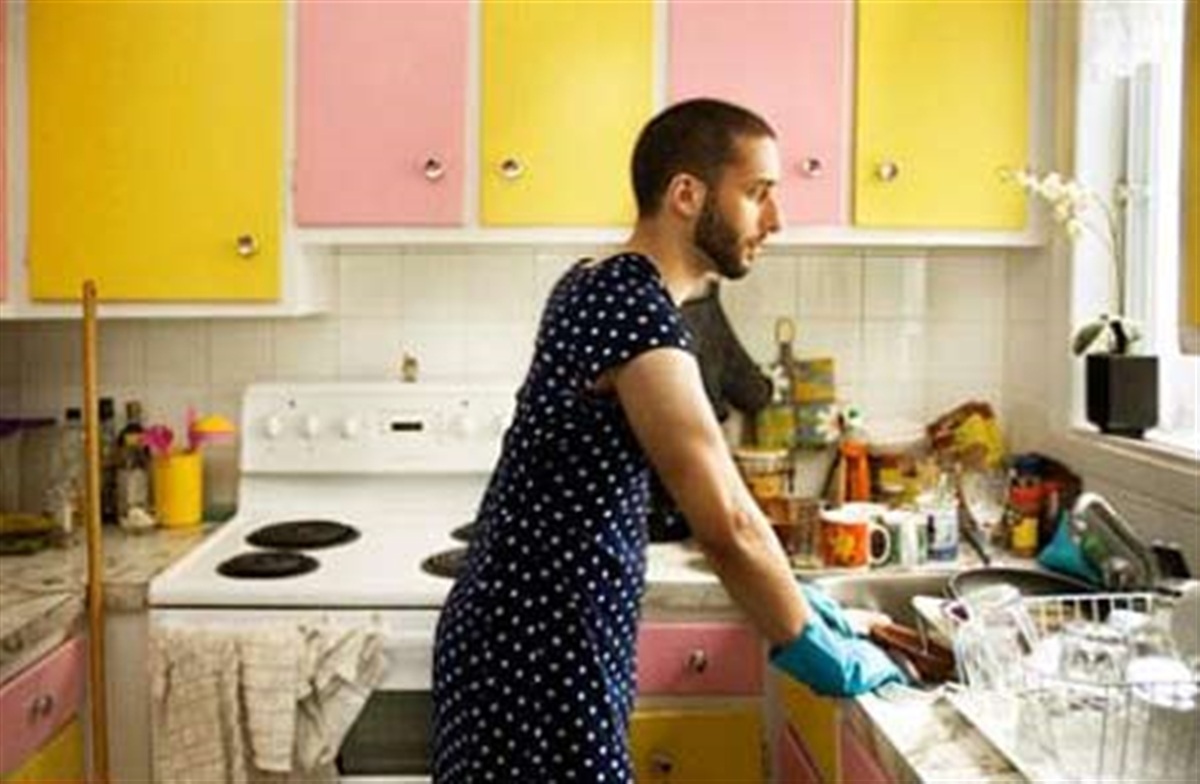 مرد خانه دار  و زن شاغل و چالش هایش