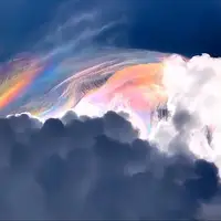 نمایی شگفت‌انگیز از ابرهای رنگین‌کمانی