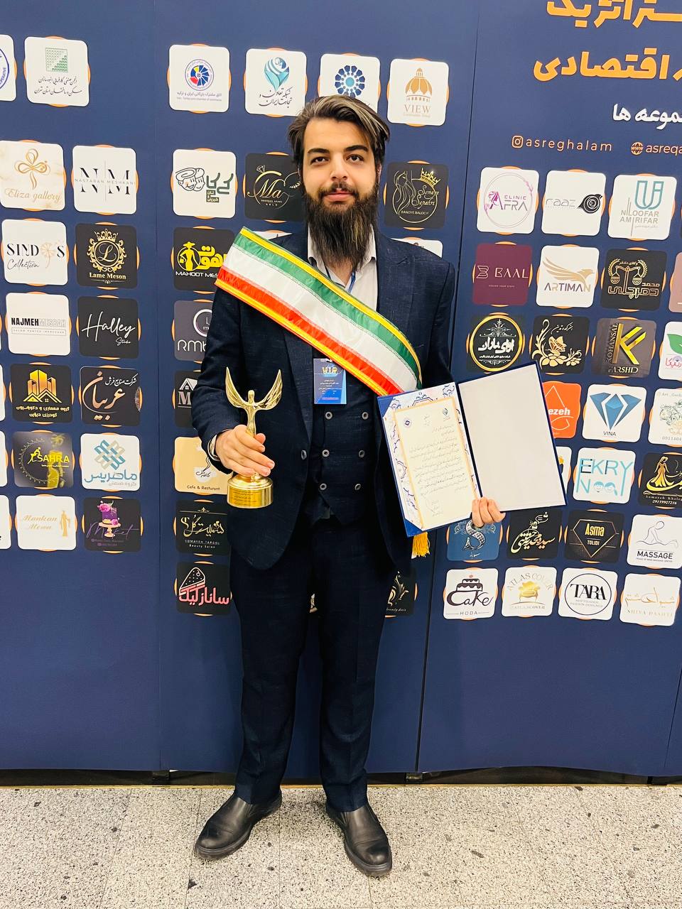 یک جوان گام دوم انقلاب به عنوان برترین مدیر آموزش بین المللی در اجلاس مدیریت استراتژیک انتخاب شد