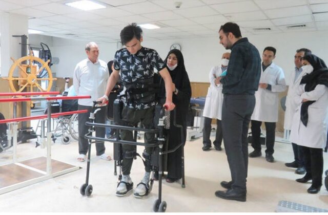 استفاده از ربات اسکلتی پوشیدنی ایرانساخت از سوی زائر کربلا استفاده از ربات اسکلتی پوشیدنی ایرانساخت از سوی زائر کربلا