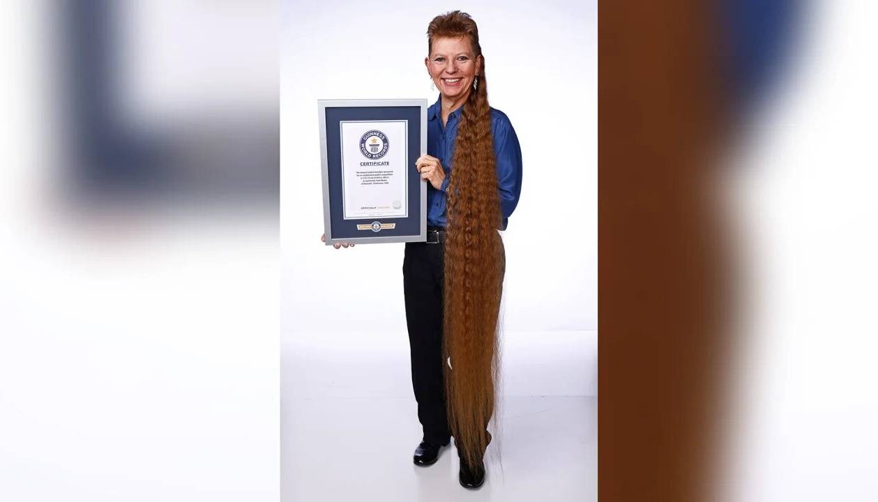 عکسی از زنی که 33 سال موهای خود را کوتاه نکرد