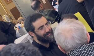 لحظه اعلام خبر درگذشت مادر سیدرضا نریمانی توسط حاج منصور ارضی