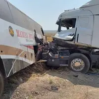 عکس/ تصادف مرگبار تریلی با اتوبوس در جاده شیراز - سروستان
