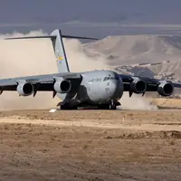 فرود هواپیمای سنگین نظامی آمریکا در باند خاکی وسط بیابان