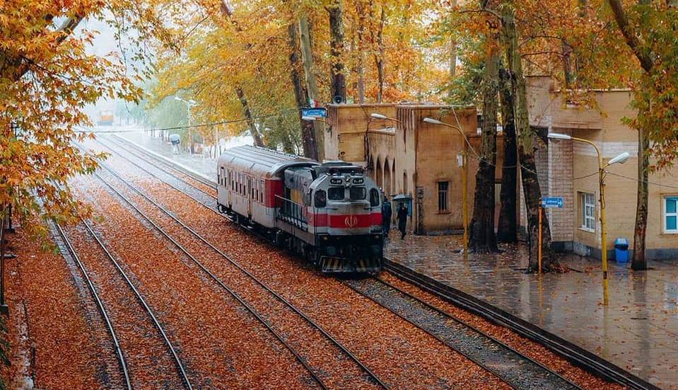 آهنگ نوستالژیک و دلنشین «پاییز آمد در میان درختان»