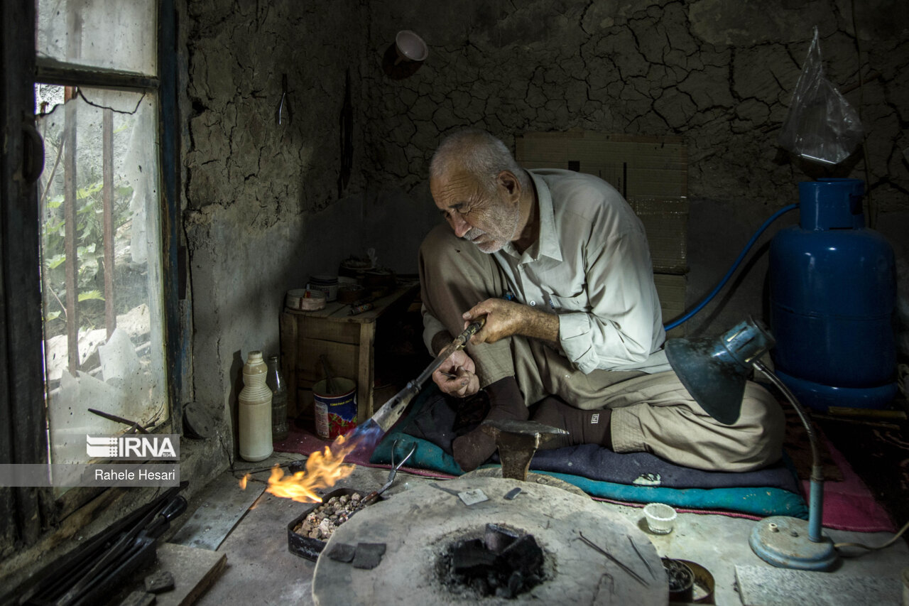عکس/ کارگاه خانوادگی ساخت زیور آلات ترکمن