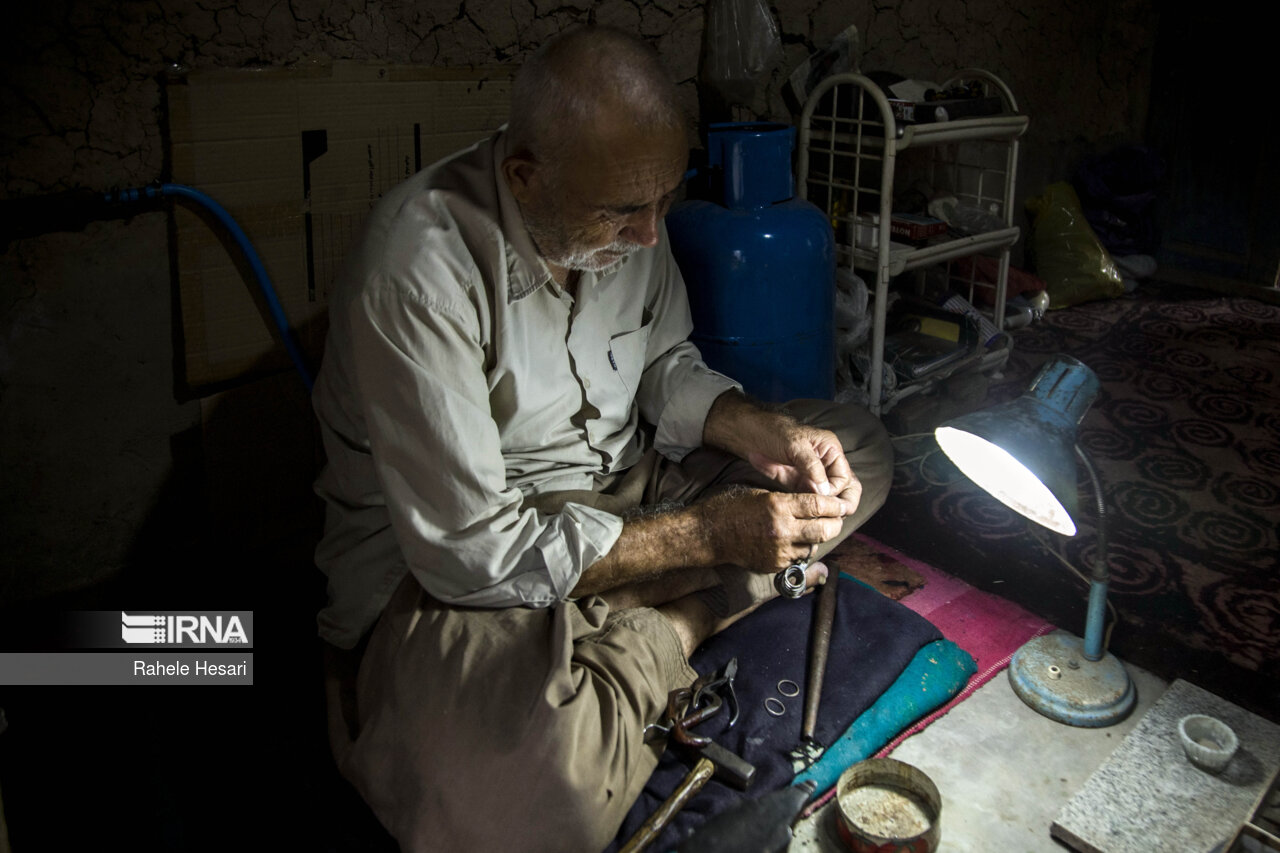 عکس/ کارگاه خانوادگی ساخت زیور آلات ترکمن