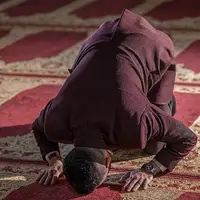 نماز خواندن در ارتفاع چند صدمتری روی جرثقیل