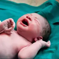 واکنش نوزاد به اولین بوسه‌ی مادر