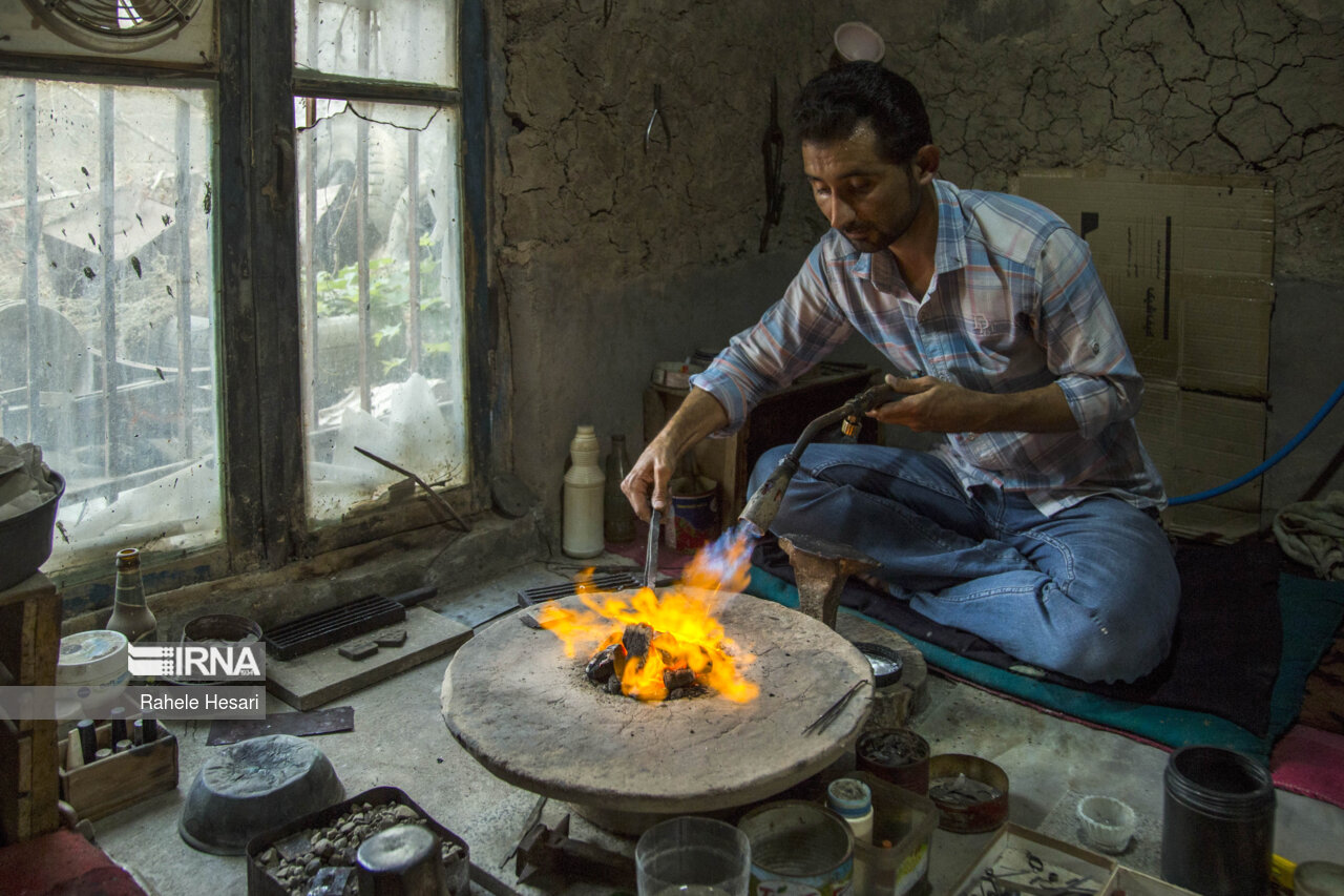 عکس/ کارگاه خانوادگی ساخت زیور آلات ترکمن
