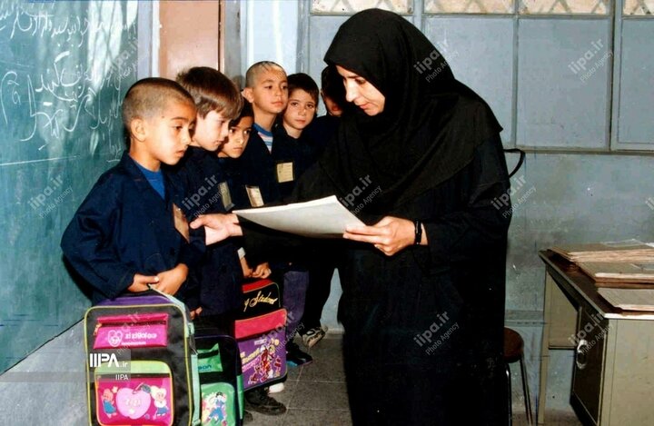 تصاویر زیرخاکی از بازگشایی مدارس در دهه 70