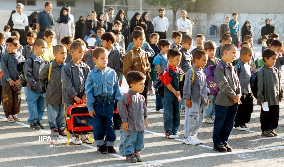 تصاویر زیرخاکی از بازگشایی مدارس در دهه 70
