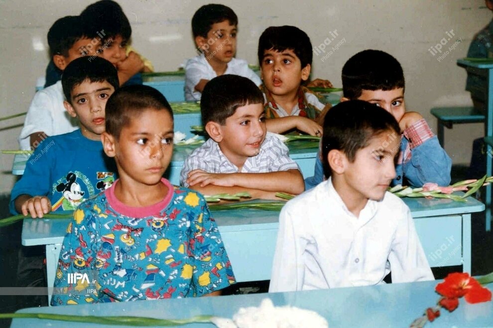 تصاویر زیرخاکی از بازگشایی مدارس در دهه 70