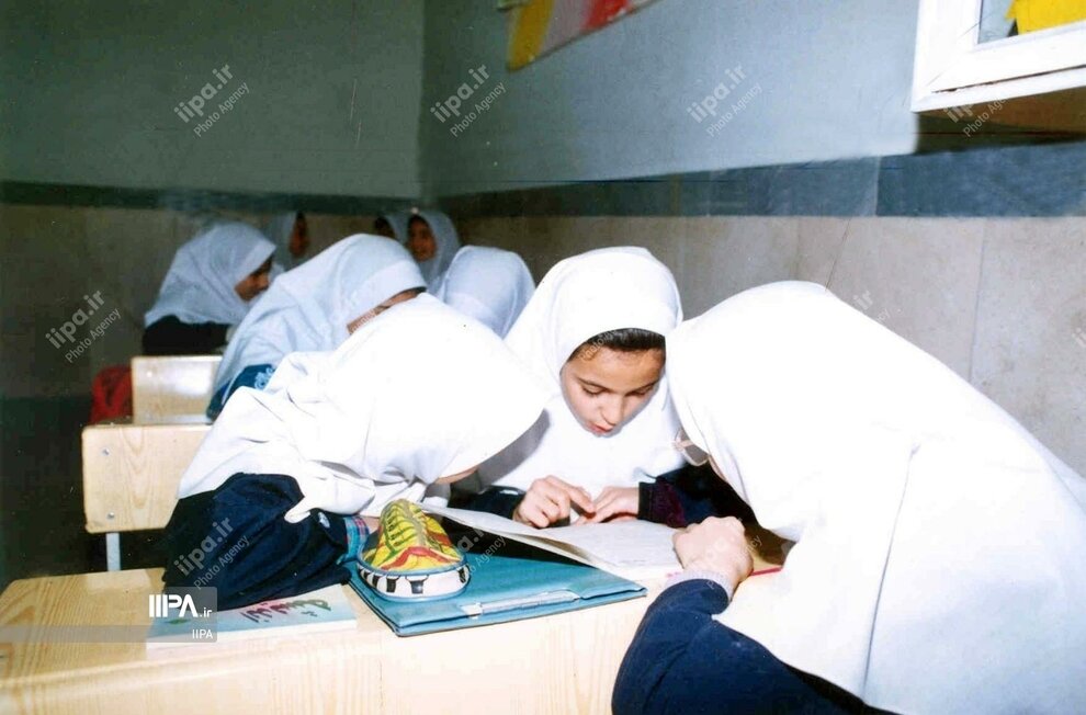 تصاویر زیرخاکی از بازگشایی مدارس در دهه 70