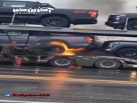 لحظه حریقِ چند خودرو به علت اصطحکاک
