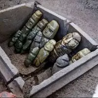 کشف یک صندوقچه سنگی حاوی ۱۵ مجسمه انسان نما متعلق به قوم آزتک