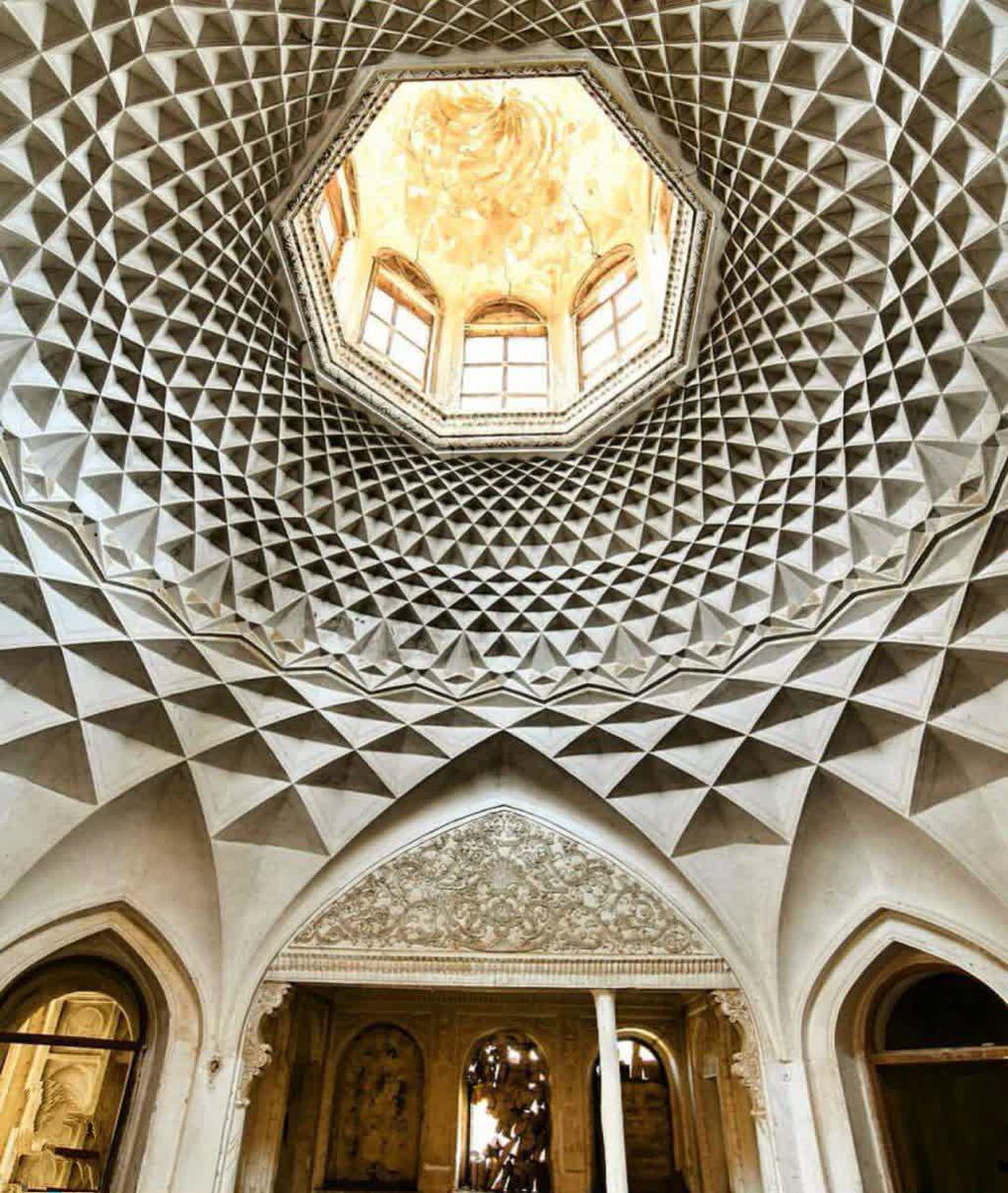سقف عمارت تاریخی شترگلو در کرمان 