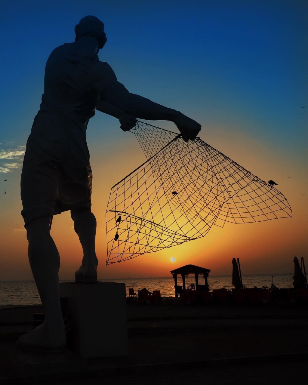 مجسمه مرد ماهیگیر در کیش