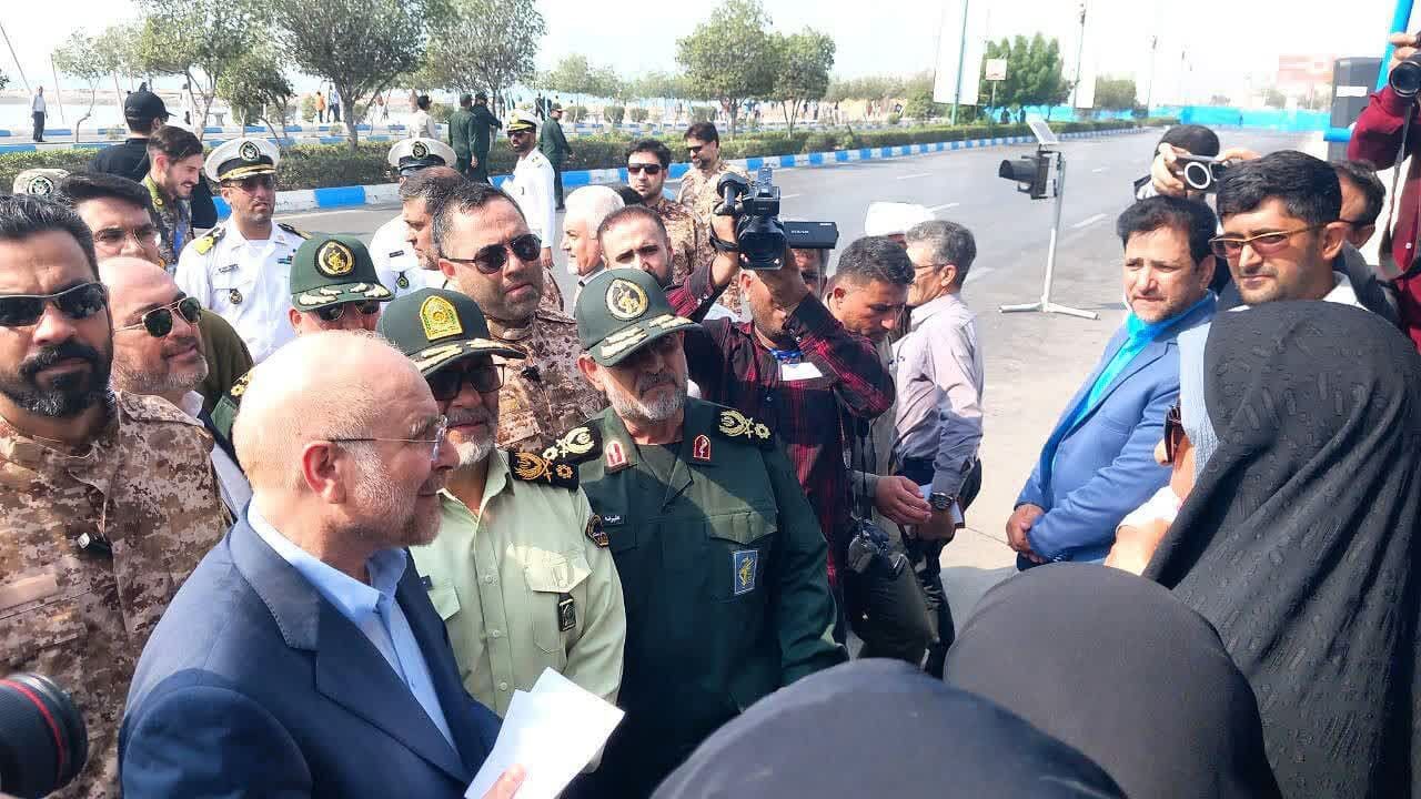 مطالبه خانواده شهدا از رئیس مجلس پس از پایان رژه بندرعباس
