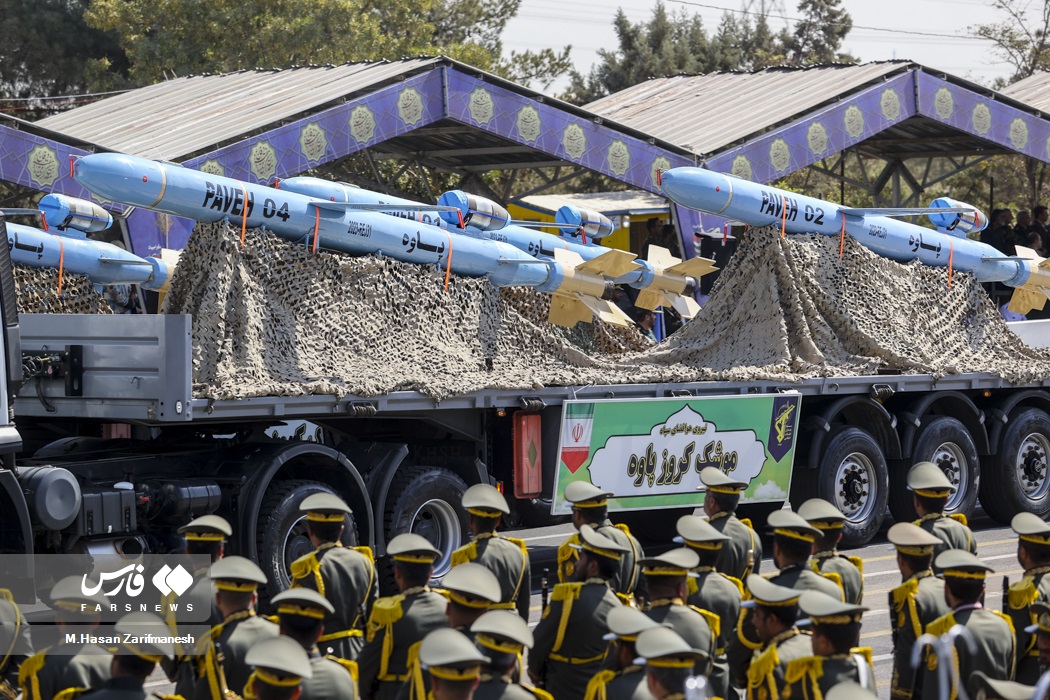 عکس/ نمایش موشک کروز پاوه برای اولین بار رژه در مشترک نیروهای مسلح
