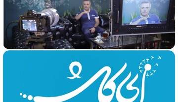 مجری تلویزیون در حال تولید یک برنامه گفتوگومحور