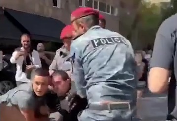 لحظه بازداشت پسر رئیس‌جمهور سابق ارمنستان در تظاهرات