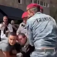 لحظه بازداشت پسر رئیس‌جمهور سابق ارمنستان در تظاهرات