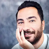 چهره ها/ عکس دیده نشده از نوید محمدزاده در حال خالکوبی