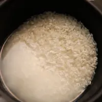 آیا واقعاً لازم است که برنج را قبل از پخت بشوریم؟